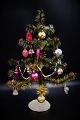 Dekorativt mini 
juletræ i 
farvet gåsefjer 
fra begyndelsen 
af 1900 tallet 
, pyntet med 
mini ...
