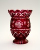 Bøhmisk 
krystal, Rød 
vase med 
blomster, blade 
og 
krydsslibninger.
 Højde 11 cm. 
Øverste 
diameter ...