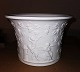 Bisquit 
porcelæn 
urtepotteskjuler 
fra Bing & 
Grøndahl med 
motiver af 
billedhuggeren 
Bertel ...