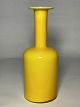 Vase af gult glas design Otto Brauer fra Holmegaard. Højde 30 cm.