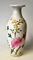Kinesisk famille rose vase, 19. årh. Hånddekoreret. Ustemplet. H: 15,5 cm.Perfekt stand! 