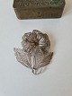 Stor sølv 
filigran broche 
i form af 
blomst
Mål 5,5 x 6 
cm.