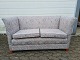 Lille sofa i 
stof betæk fra 
1990erne. Den 
har brugsspor.
H 75cm B 140cm 
D 62cm 
Sædehøjde 45cm