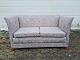 Lille sofa i 
stof betæk fra 
1990erne. Den 
har lidt 
brugsspor.
H 75cm B 140cm 
D 62cm 
Sædehøjde 45cm