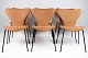 Serie 7™ 3107 
80th 
Anniversary 
fuldpolstret 
stol i slebet 
Walnut læder 
med stel i sort 
...