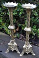 Et par franske kirkestager i støbt bronze og messing, 19. årh. Gotisk form. Fod med tre ben og ...