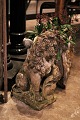 Dekorativ , gammel sandstens løve med en rigtig fin patina.Fin som dekoration både ude som ...