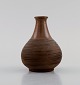 Europæisk 
studiokeramiker.
 Vase i 
glaseret 
keramik med 
rillet korpus. 
Smuk glasur i 
brune ...
