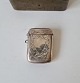Engelsk tændstikæske i sølv af M.Bros fra 1905 kan bæres i en kæde.Stemplet: M.Bros - ...