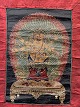 Asiatische budhistische Thangka-Malerei, handgemalt auf Leinwand, montiert in handgenähtem Tuch ...