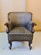 Salon lænestol 
i mahogni med 
et nogt slidt 
betræk fra 
1890erne.
Stolen har 
brugsspor.
H 87cm B ...