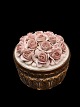 Fransk 
Bonbonnier med 
lyserøde roser. 
dia. 9cm x 7cm 
høj. note: 
lille afslag 
inden i. 
