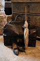 Dekorativ , antik rejsetaske fra 1700/1800 tallet i læder.Tasken er 2 delt med et separat sko ...