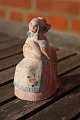 Hjorth figur fra L. Hjorth keramik, Bornholm. Flot figur af kvinde på stol i egnsdragt. ...
