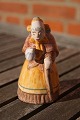 Hjorth figur fra L. Hjorth keramik, Bornholm. Flot figur af gammel kone med kande og stok i ...