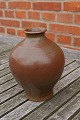 Michael Andersen keramik og stentøj, BornholmButtet vase i stentøj med en flot brun glasur, og ...