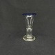 Højde 11 cm.
Flot 
geneverglas fra 
1800 tallets 
midte med 
omlagt blå 
kant.
Glasset er ...