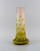 Stor Emile 
Gallé vase i 
matteret 
kunstglas med 
grønt overfang 
udskåret i form 
af tidsler. ...