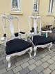 Par svenske rococo- / barok-stil stole fra begyndelsen af 20. århundrede. Hvidmalet træ og ...