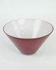 Glasskål, 
designet af 
Pernille bülow 
i rød og hvide 
farver. Står 
meget flot i 
standen. 
Mål i ...