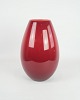 Stor vase, model Cocoon, designet af Holmegaard mundblæste i mørkerød farve. Mål i cm: H:26.5 ...