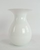Hvid vase, designet af Holmegaard i et smukt mundblæst design. Mål i cm: H:20.5 Dia:15Flot stand