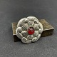 Rund art nouveau broche med rød sten