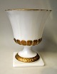 Amerikansk vase 
af presset 
hvidt 
opalineglas, 
20. årh. Med 
guldbronceringer.
 Stemplet: E. 
O. ...