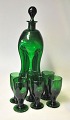 Grøn klukflaske med 6 glas. 20. årh. Danmark. Højde klukflaske: 27 cm. Højde glas: 8 ...