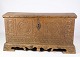 Synderjysk egetræs kiste med udskæringer fra omkring år 1760'erne. Sjælden størrelse i flot ...