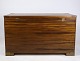 Lille kiste i mahogni med messing greb og hængsler fra 1960'erne. Mål i cm: H:53 B:90 D:45