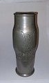 Vase i tin med skønvirkedekoration fra Mogens Ballin´s værksted i begyndelsen af 20. århundrede. ...