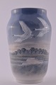 Royal Copenhagen porcelæn. Stor fin vase dekoreret med svaner. Vase nr. 1955-1217. højde 25,5 ...