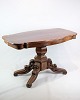 Søjle bord i senempire, med rige udskæringer i mahogni fra omkring 1840'erne. Mål i cm: H:75 ...