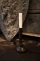 Fransk 1800 tals lysestage i snoet smedejern med træ fod og rigtig fin patina. Højde :19cm.