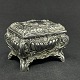 Højde 5,5 cm.Længde 7,5 cm.Fint smykkeskrin fra 1920'erne i forsølvet metal.Det er fint ...