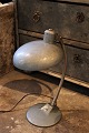 Gammel vintage / retro metal bordlampe med bøjelig arm i gråblå metallic farve med en fin ...