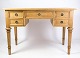 Lille skrivebord med skuffer i fyr træ fra omkring år 1880’erne. Mål i cm: H:76 B:112 ...