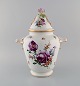 Stor antik Dresden prydvase vase i håndmalet porcelæn. Blomster og gulddekoration. Rose i relief ...