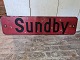 Gammelt håndmalet "Sundby" skilt. Hvor i Sundby skiltet har hængt melder historien intet om, men ...