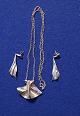 Sæt smykker i 925 sølv fra 1970'erne, designet af sølvsmed Bent Larsen, Ejby.Sættet består ...