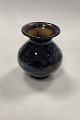Herman Kahler 
Keramik Vase
Måler 11,8cm / 
4.65 inch
Har lille 
glasur mangle 
på kant, se ...