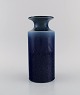 Stig Lindberg (1916-1982) for Gustavsberg. Vase i glaseret keramik. Smuk spættet 
glasur i blå nuancer. Svensk design, midt 1900-tallet.
