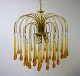 Stor og imponerende Murano lysekrone / loftlampe. Stel i messing med lange dråber i ravfarvet ...