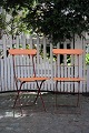 Gammel fransk havestol i jern med træ lameller og gammel bemaling med patina ( Orange ) (2 stk. ...