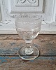 1800tals 
vinglas med 
empire slibning
Højde 11 cm.