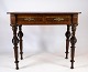 Lille antikt dame skrivebord i træsorten valnød fra år 1860'erne. Mål i cm: H:75 B:90 D:52