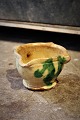 Gammel lertøjs skål fra Sydfrankrig i Okker / grøn glasur med en fin patina. Skålen er ...