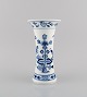 Antik Meissen Løgmønstret vase i håndmalet porcelæn. Ca. 1900.Måler: 23,5 x 13 cm.I flot ...