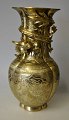 Kinesisk bronze vase, 20. &aring;rh. &Oslash;verst dekoreret med slygende drage. ...
